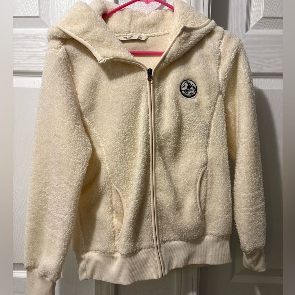 Old navy 100% polyester women’s zip up jacket. Used but in excellent condition!